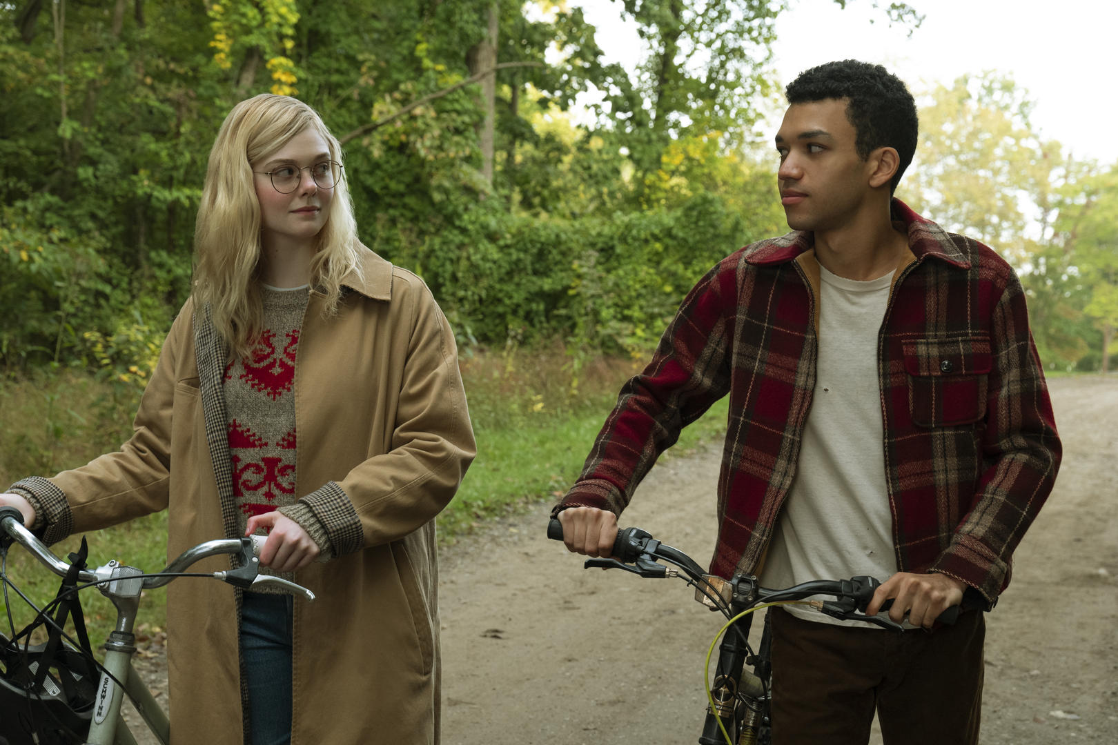 por-lugares-incriveis-elle-fanning-justice-smith