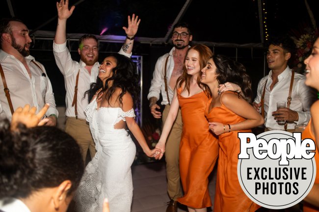 Madelaine Petsch no casamento de Vanessa Morgan