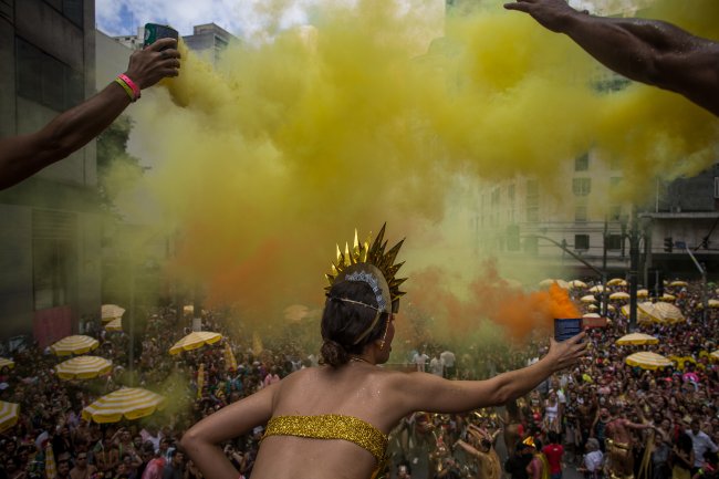 Foliã em bloco de carnaval toda vestida de dourado