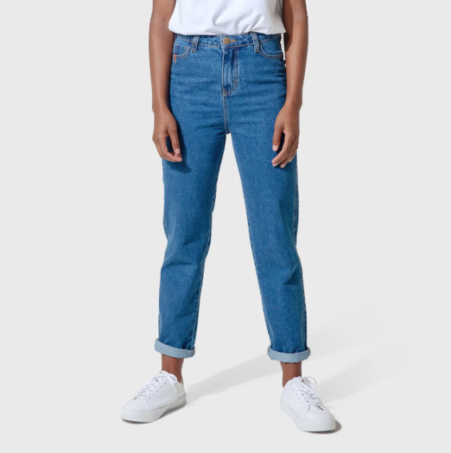 Mom jeans <span>Aragäna (R$ 229,90*).</span><a href="https://pt-br.facebook.com/araganaoficial/"></a>