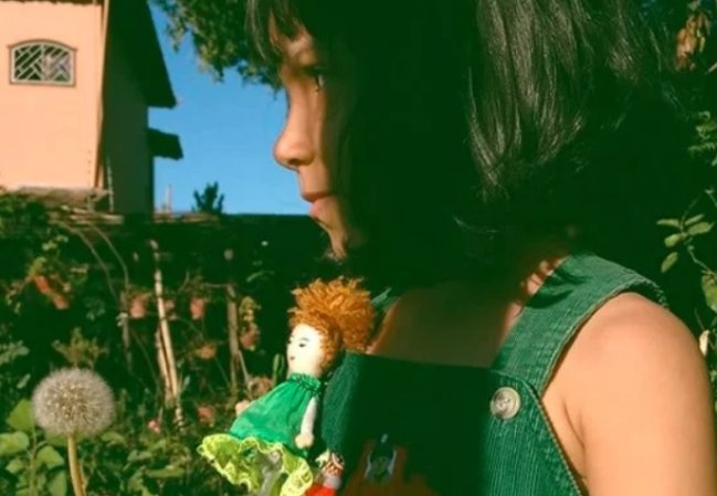 Menina de 6 anos faz sucesso postando desenhos sincerões no Instagram