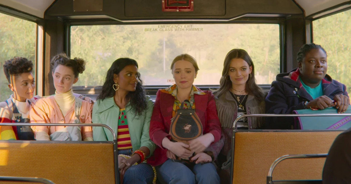 Garotas sentadas no fundo do ônibus