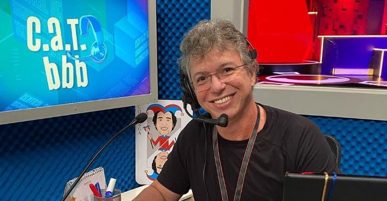 Boninho sorridente posando em estudio da Globo.
