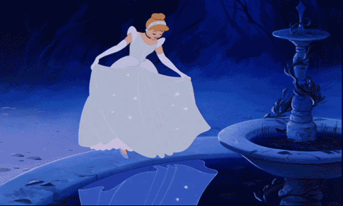 GIF de uma parte do filme da Cinderela segurando o vestido com as duas mãos.
