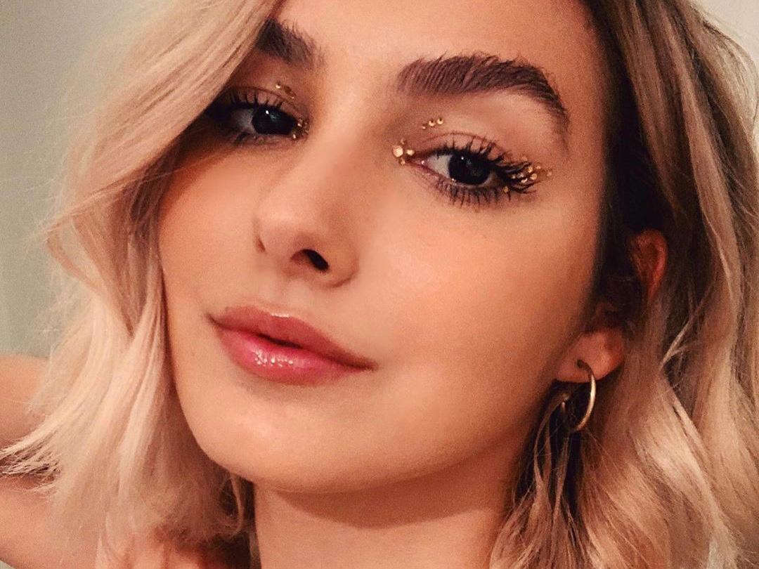 Marina Moschen Marina Moschen em selfie olhando para câmera