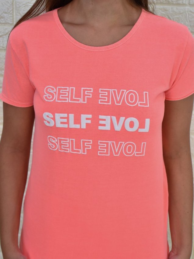 Camiseta "Self Love" da loja Mundo Carmelina (R$ 70*)