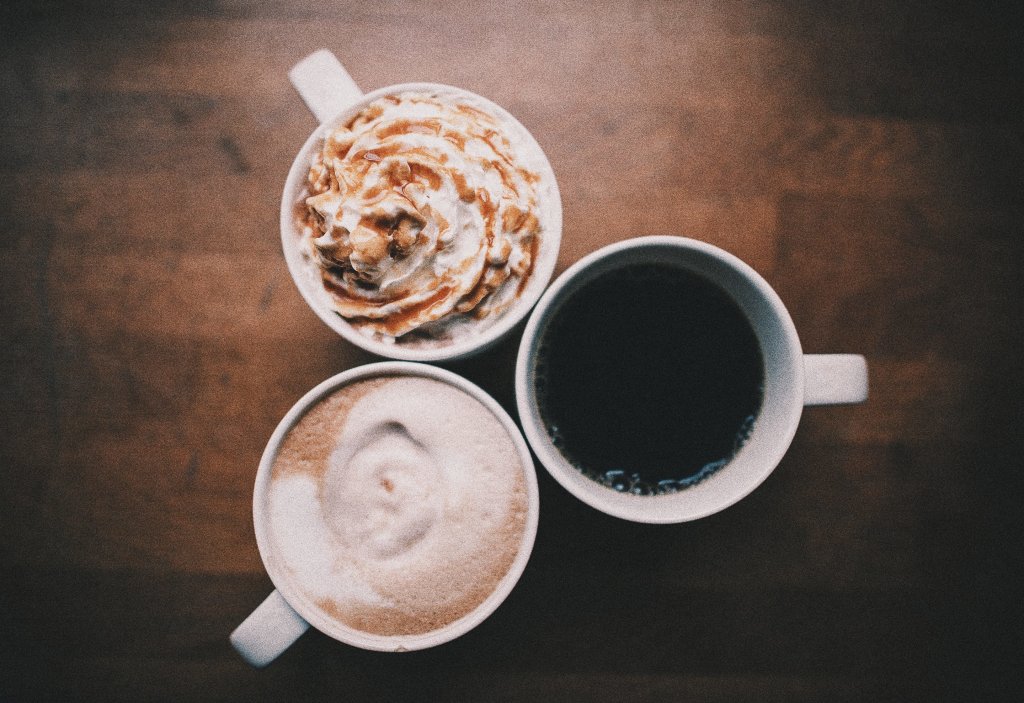 A imagem mostra três xícaras de café