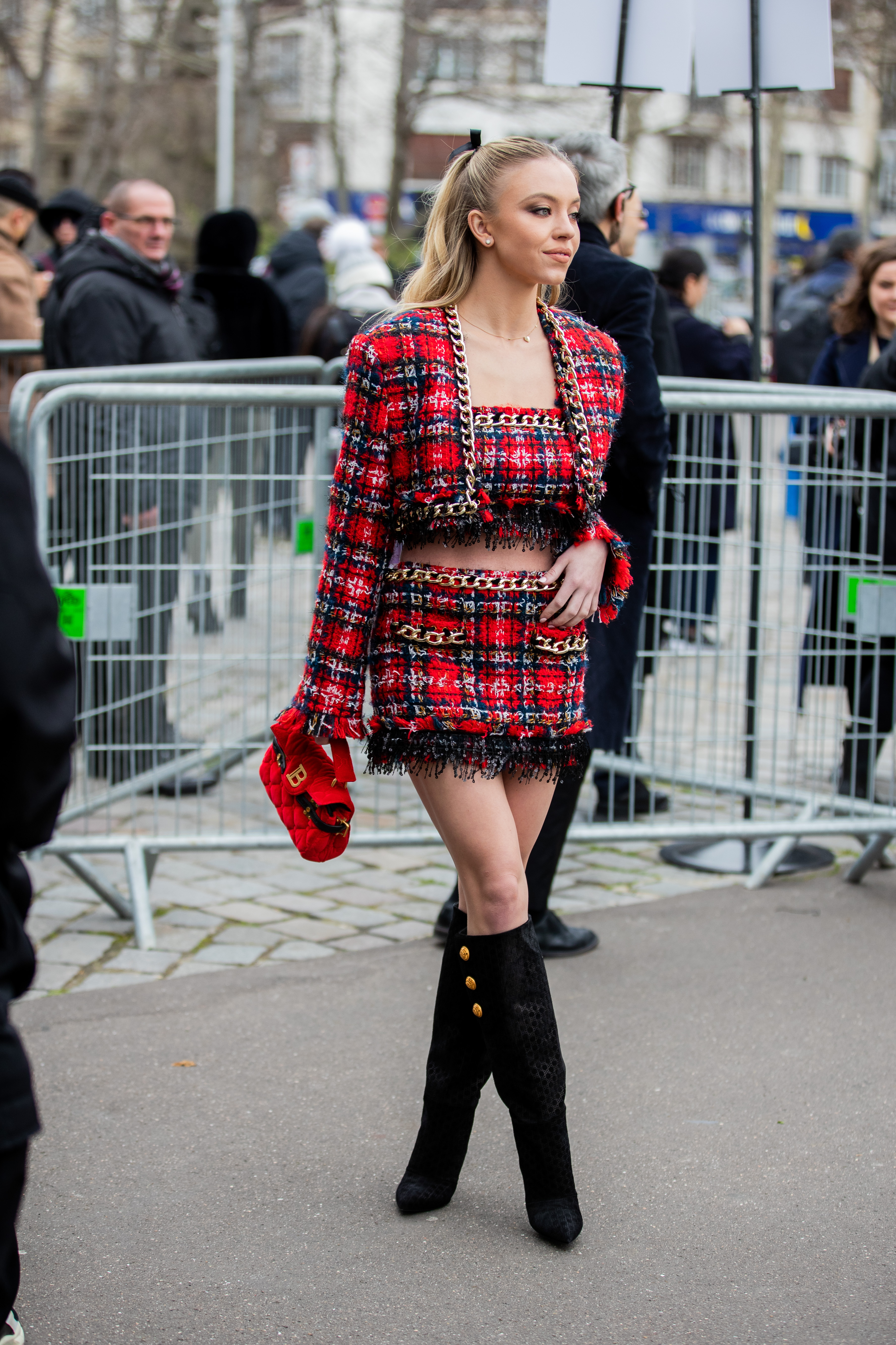 Sydney Sweeney usando conjuntinho vermelho da Balmain