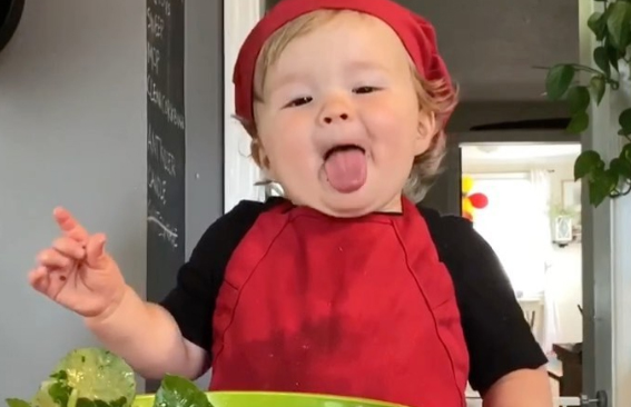Bebê faz sucesso como “masterchef” e conquista milhões e seguidores na web