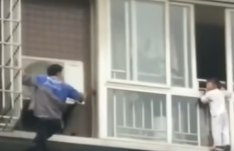 Super-herói! Chinês escala prédio para salvar criança de acidente grave