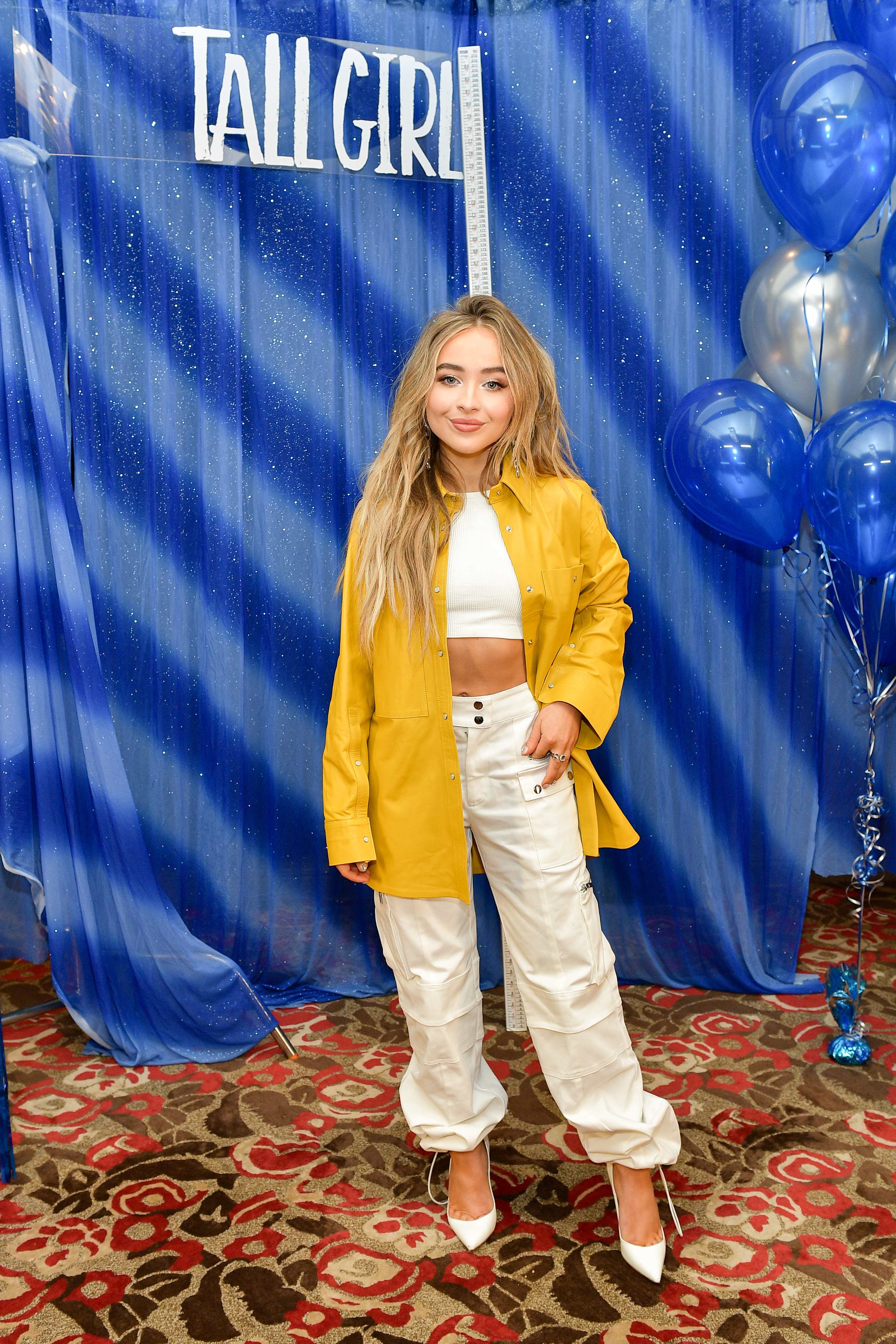 look-do-dia-sabrina-carpenter-calca-cargo-branca