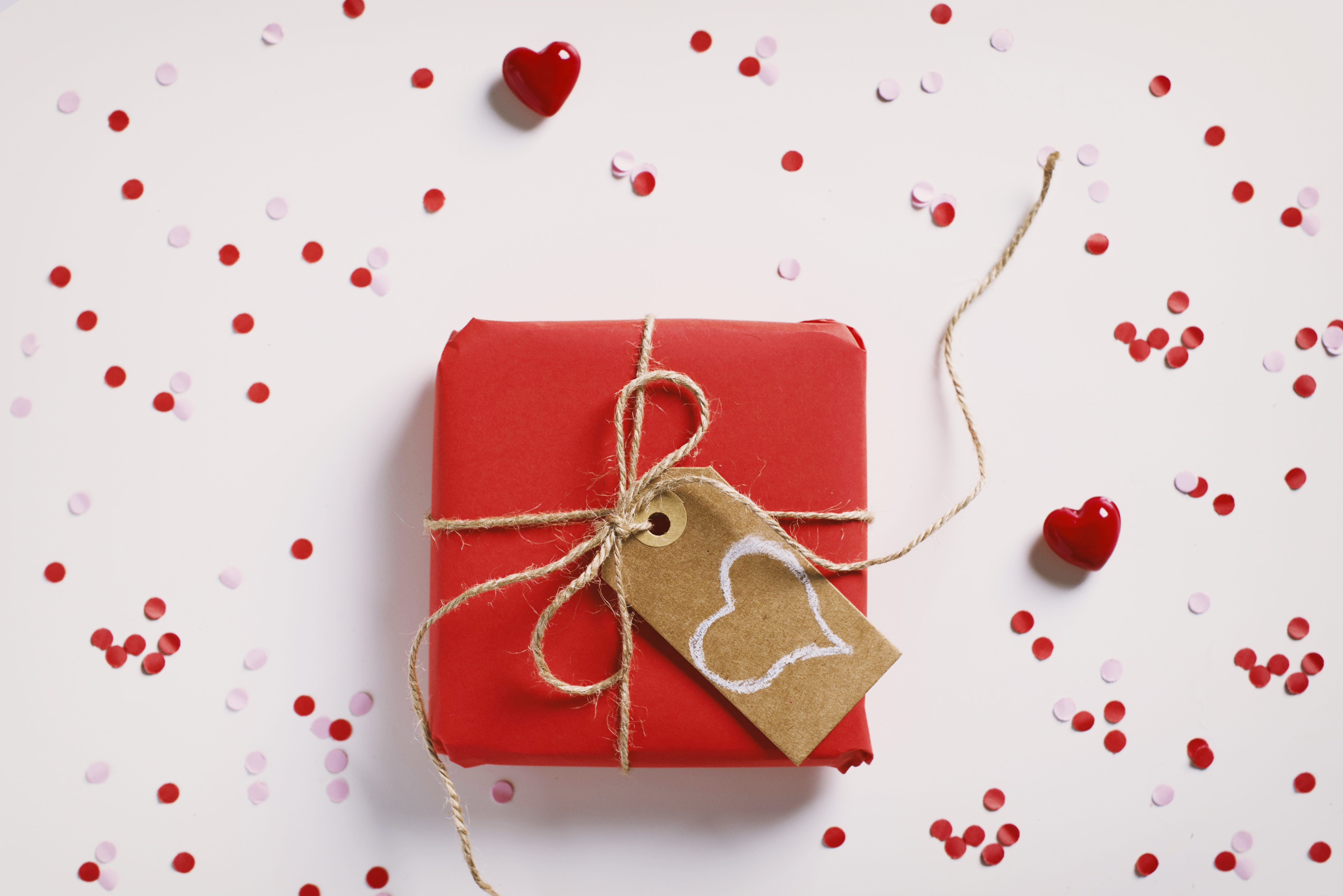 Imagem de uma caixa vermelha de presente com um coração desenhado na etiqueta