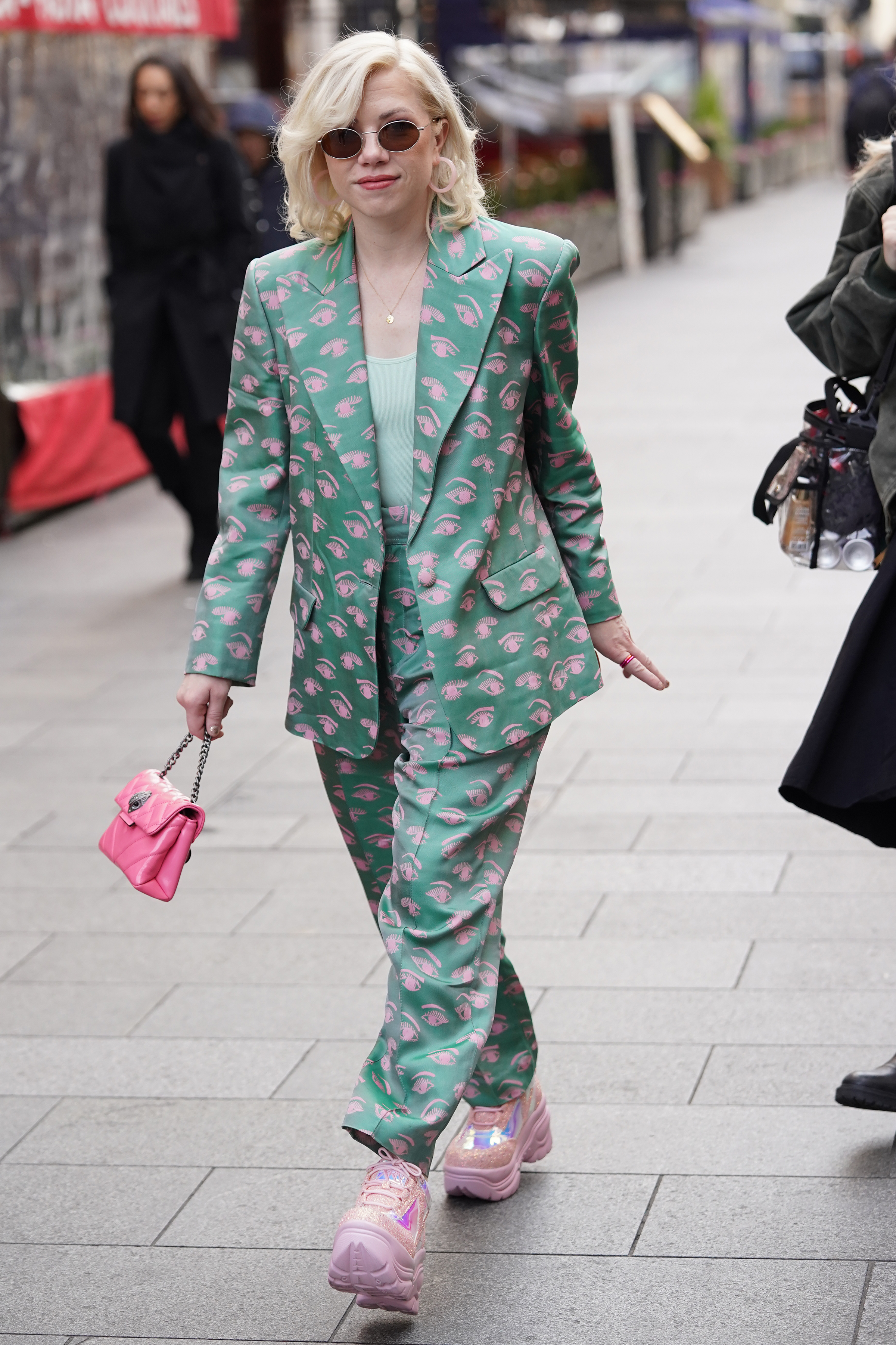 look-do-dia-carly-rae-jepsen-terninho-estampado-tenis-rosa