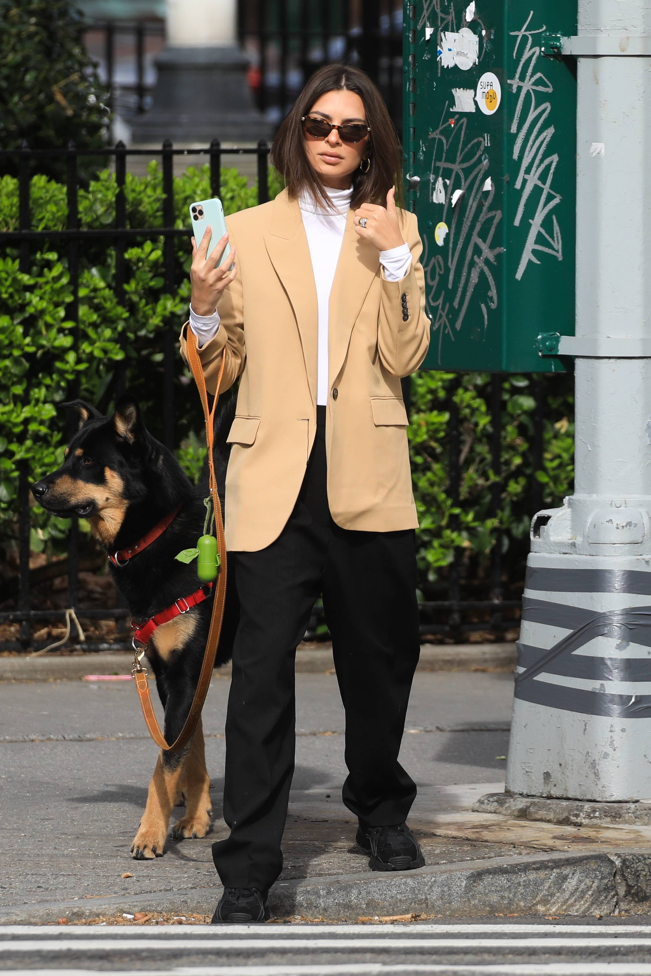 emily-ratajkowski-blazer-calca-oversized