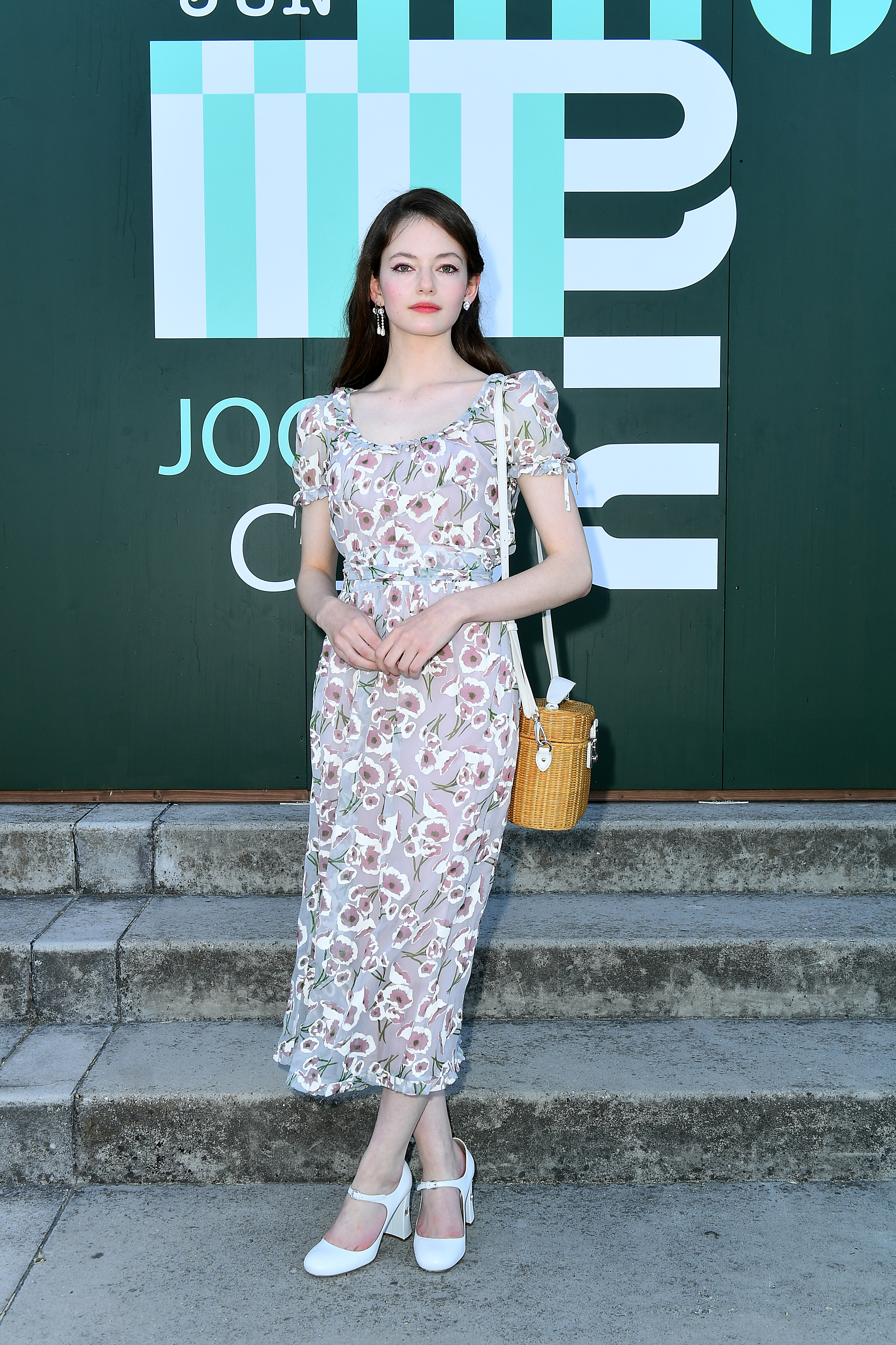 look-floral-mackenzie-foy