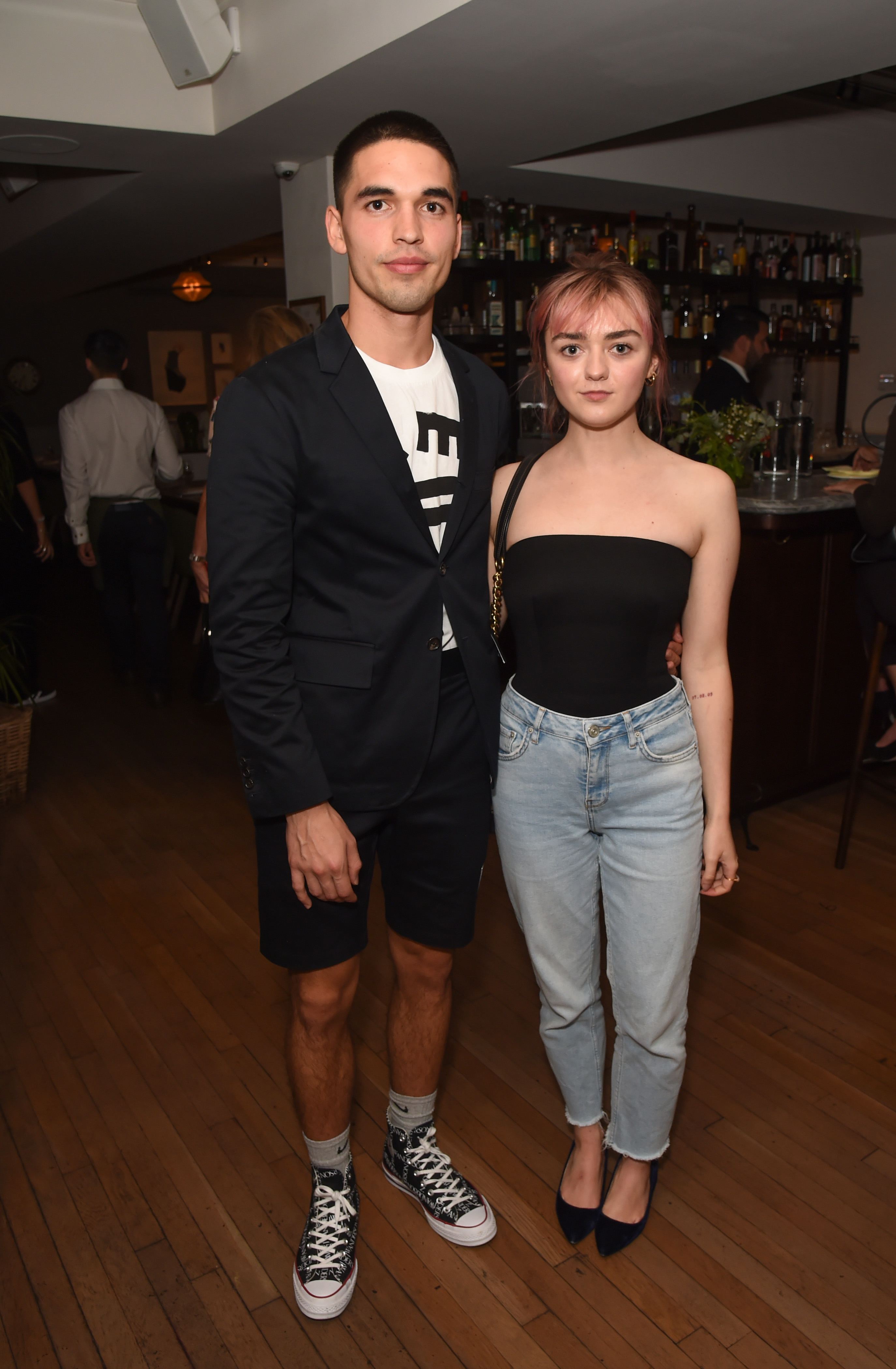 Maisie Williams e Reuben Selby provam que são o casal mais estiloso da