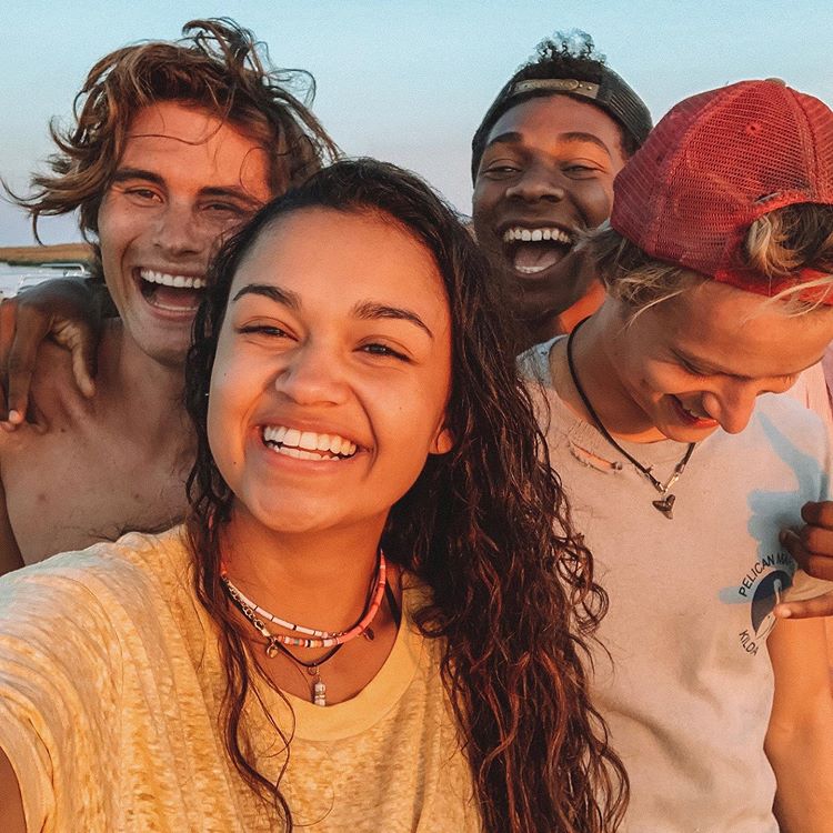 Selfie do elenco de Outer Banks com os personagens John B, Kiara, JJ e Pope; eles estão sorrindo para câmera, com exceção de JJ que está sorrindo com a cabeça baixa