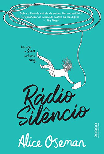 Capa de Rádio Silêncio com fundo verde e a ilustração da personagem caindo enquanto segura um aparelho com fones e fios pendurados