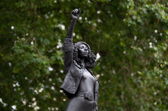 Por que a estátua da ativista negra foi removida pelo prefeito de Bristol?
