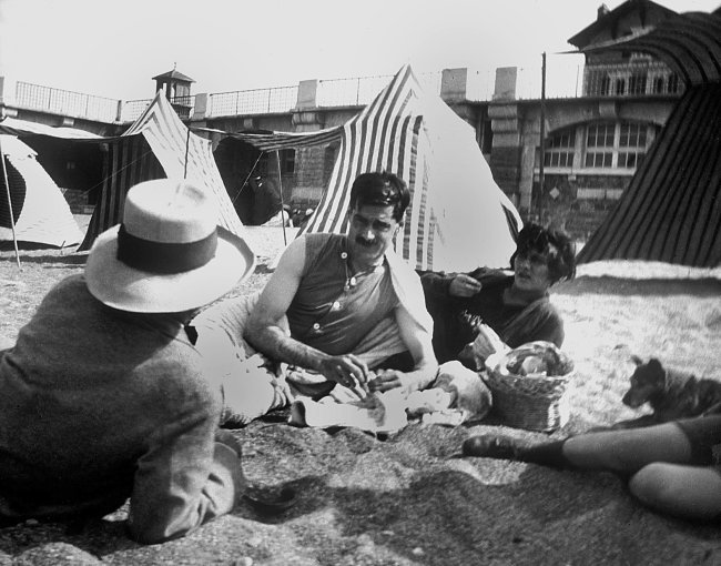 Coco Chanel and her lover Arthur ” Boy ” Capel (mustache) with Constent Say on the beach in Saint Jean de Luz in 1917 Coco Chanel e Arthur "Boy" Capel na praia em 1917