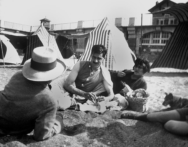 Coco Chanel e Arthur "Boy" Capel na praia em 1917