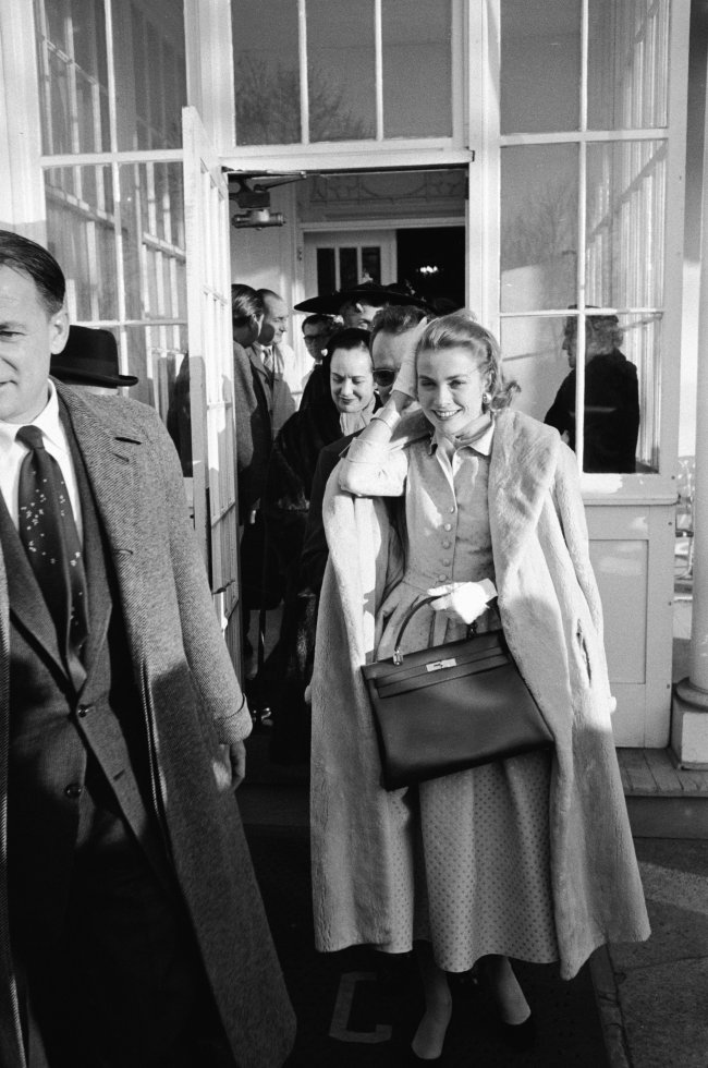 Royal Engagement Grace Kelly em 1956 com a sua bolsa Kelly, da Hermès