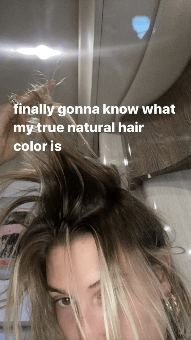 Hailey Bieber cor cabelo natural