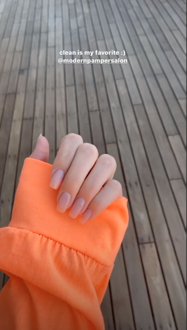 Mão de pessoa mostrando unhas