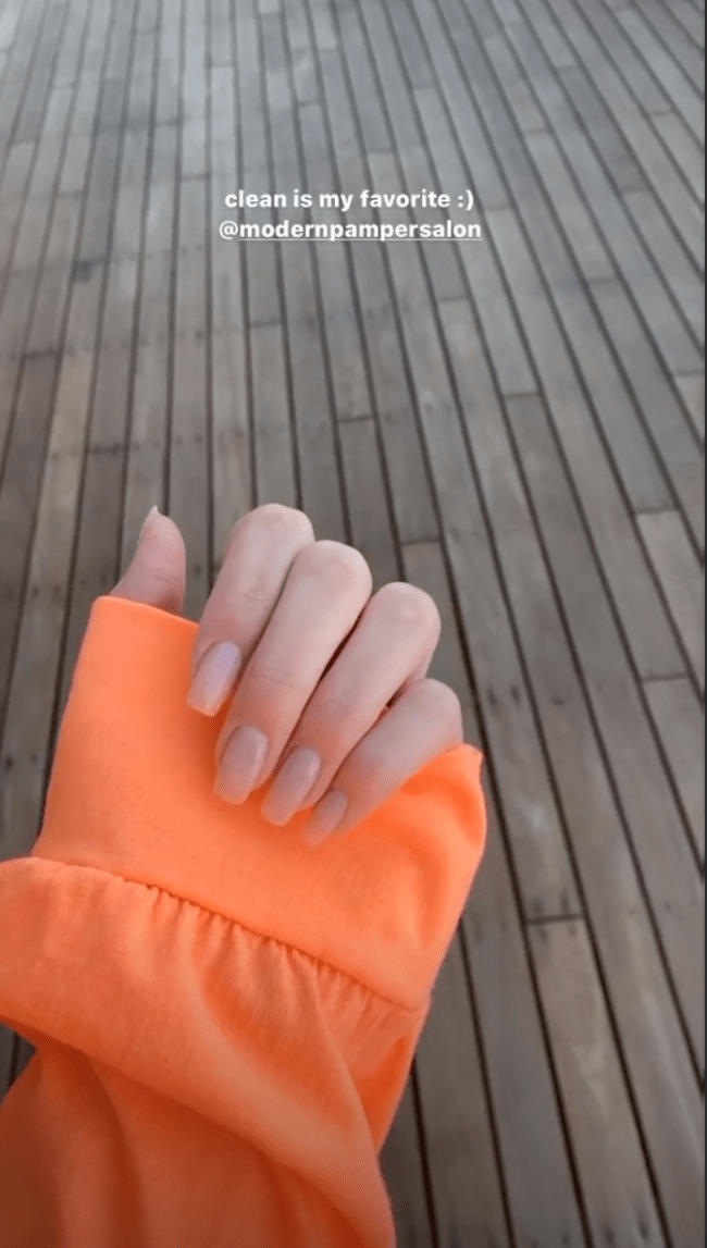 Kendall Jenner nail art Mão de pessoa mostrando unhas