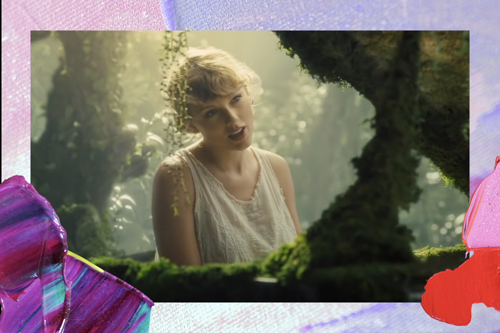 Taylor Swift cantando enquanto toca piano no clipe de cardigan; ela está no meio de uma floresta usando um vestido branco e com o cabelo preso; a mrgem é uma textura nas cores lilás, azul, roxo e rosa com manchas de tintas decorando a imagem