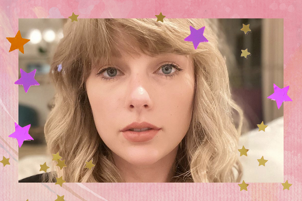 Selfie de Taylor Swift com expressão neutra, cabelo solto e franja