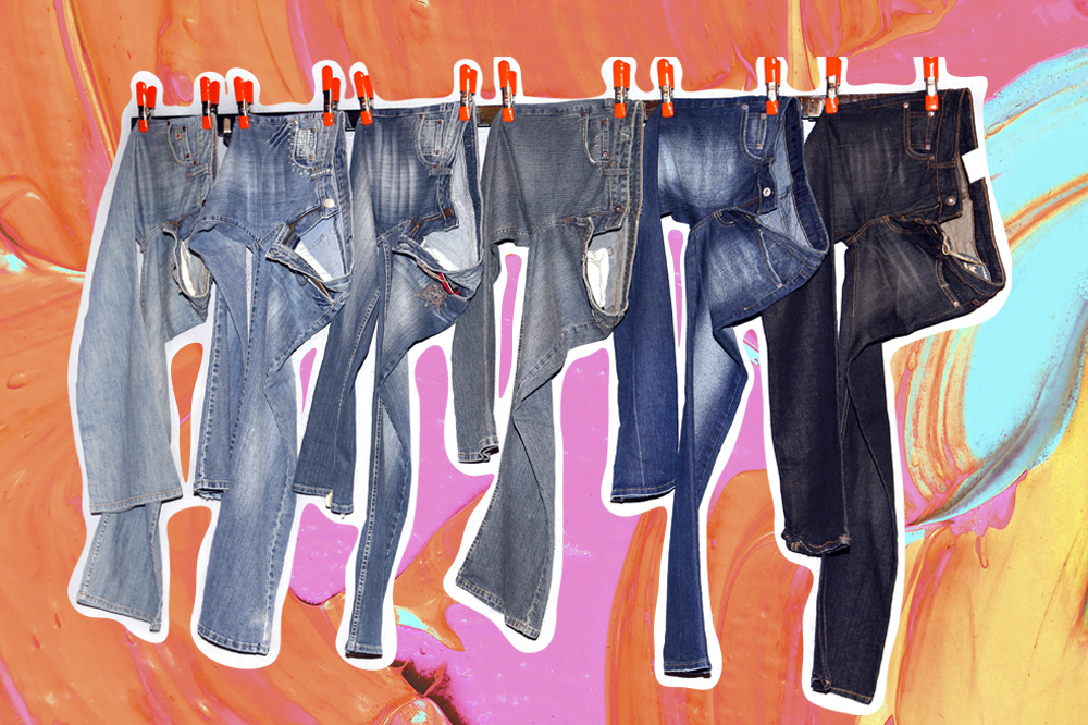 Calças jeans de diferentes lavagens penduradas em um varal com montagem em fundo de tintas laranja, azul e rosa