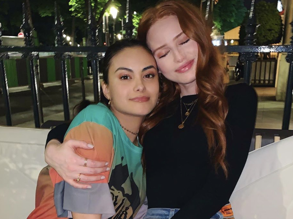 Camila Mendes e Madelaine Petsch usaram este penteado de jeitos