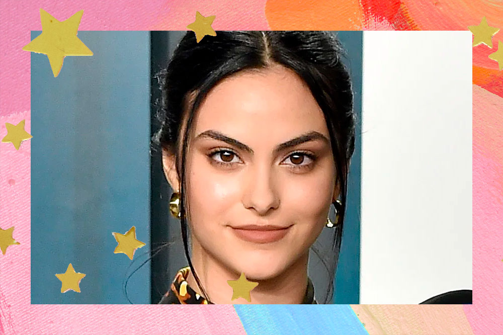 Camila Mendes revela o segredo de suas sobrancelhas