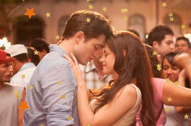 Edward e Bella em cena de Crepúsculo dançando juntos com as testas encostadas e olhos fechados; estrelas amarelas decoram a imagem