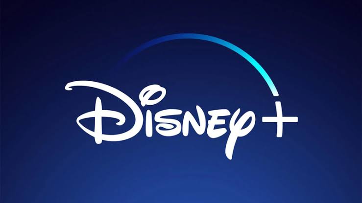 Logo do Disney+. Nele, aparece o nome da plataforma escrita em branco, fundo azul e traçado degrade azul e branco em cima do escrito.