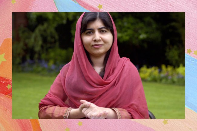Malala posando para foto e sorrindo levemente com árvores verdes ao fundo