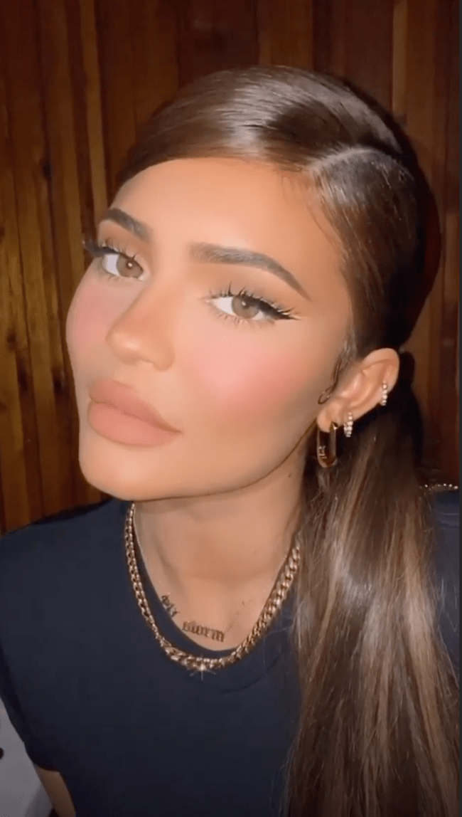 Kylie Jenner delineador amarelo neon