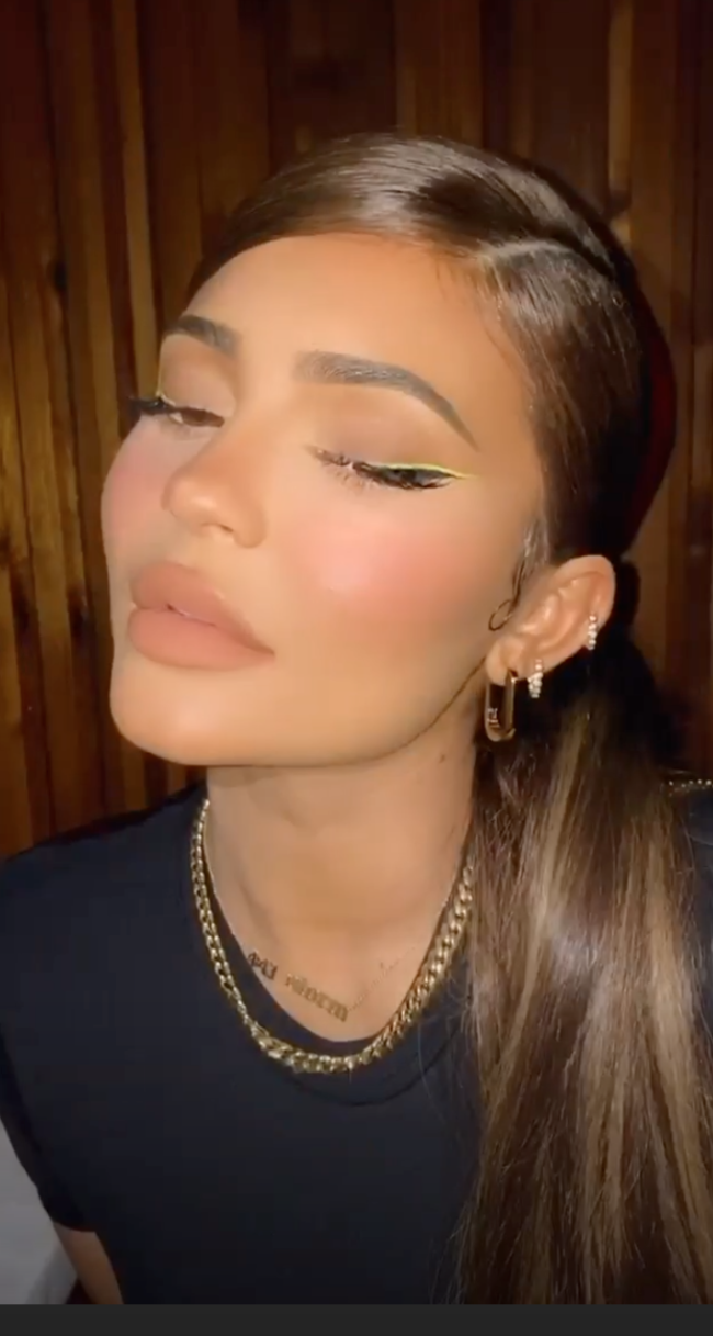 Kylie Jenner usando delineador amarelo neon
