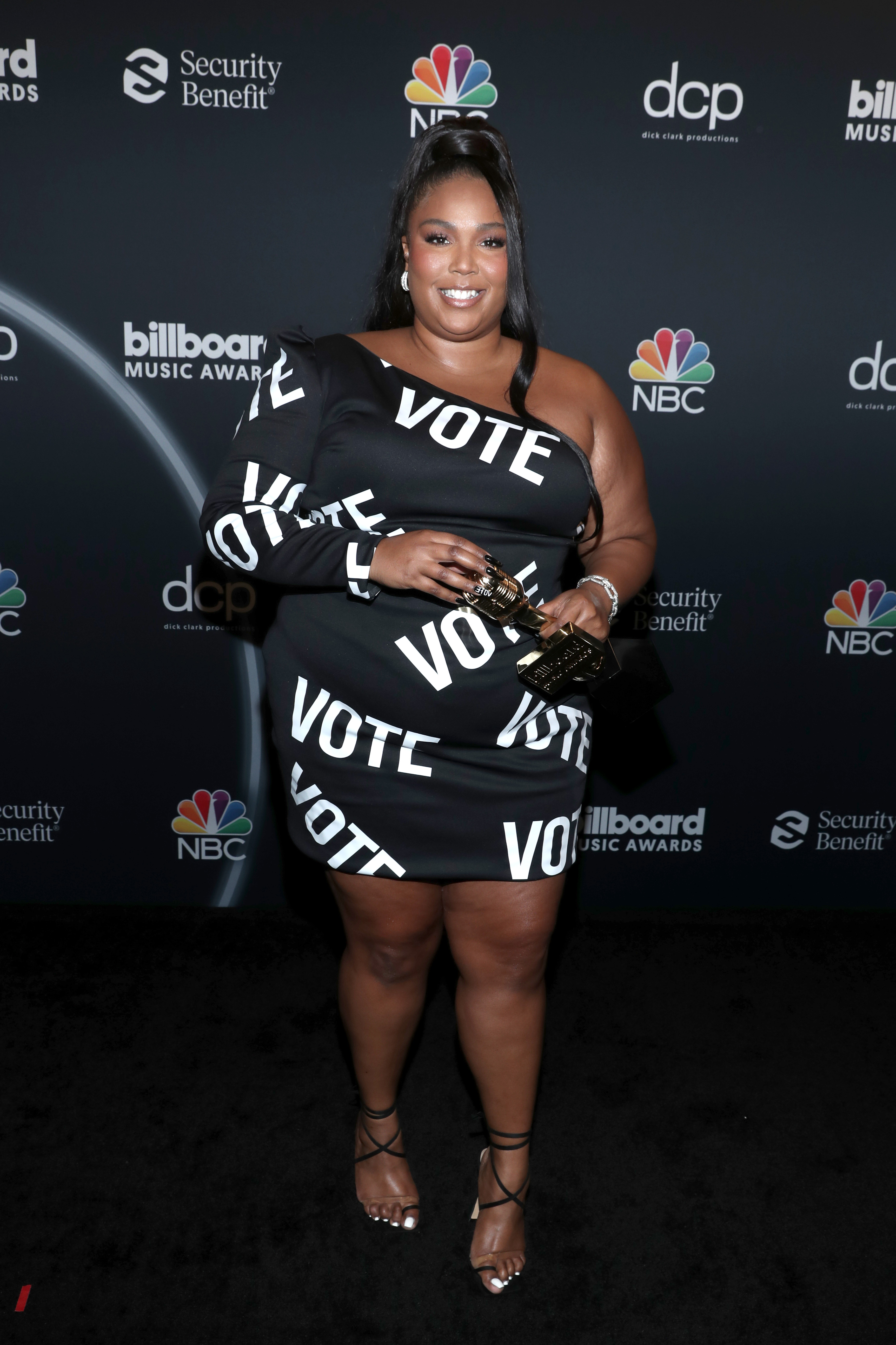 Lizzo no Billboard Music Awards 2020 com vestido preto escrito 