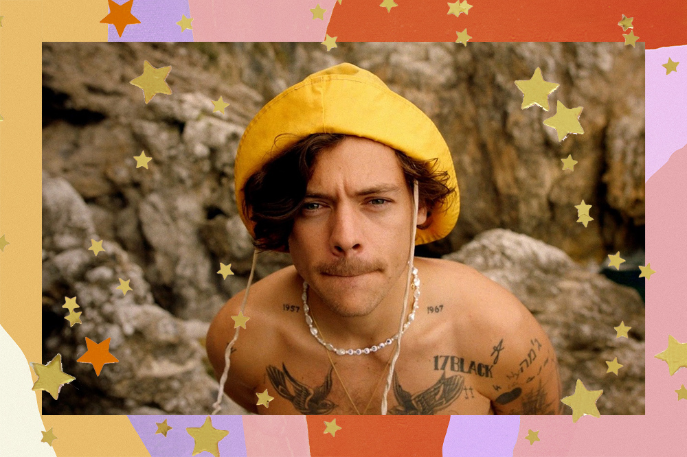 Harry Styles, no clipe de Golden, sem camisa e usando bucket hat amarelo. O fundo da montagem possui tons de lilás, rosa, laranja e amarelo com estrelinhas douradas.