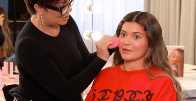 Kris Jenner fazendo a maquiagem de Kylie é a melhor cena que você verá