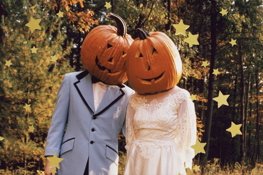 Casal vestido com roupas formais, como terno e vestido longo, com abóboras de halloween nas cabeças