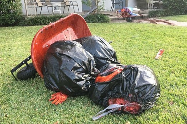 Artista se empolga com decoração de Halloween e polícia cai em “massacre fake”