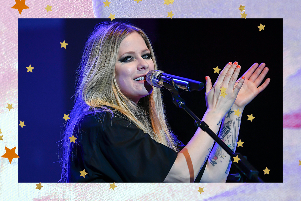 Avril Lavigne cantando num palco