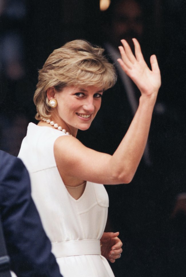 Princesa Diana acenando com vestido branco.