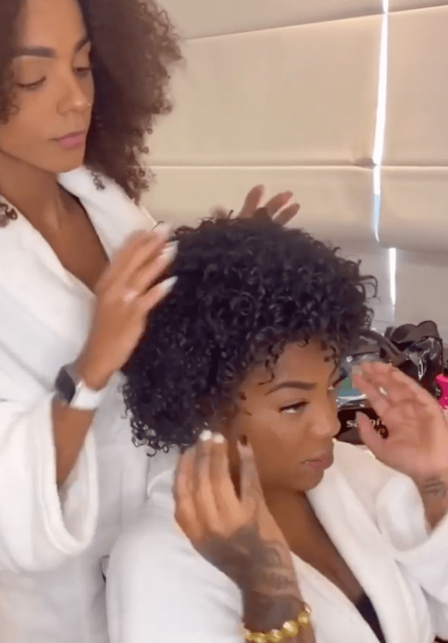 Ludmilla mostra fios naturais ao lado de Brunna Goncalves 2