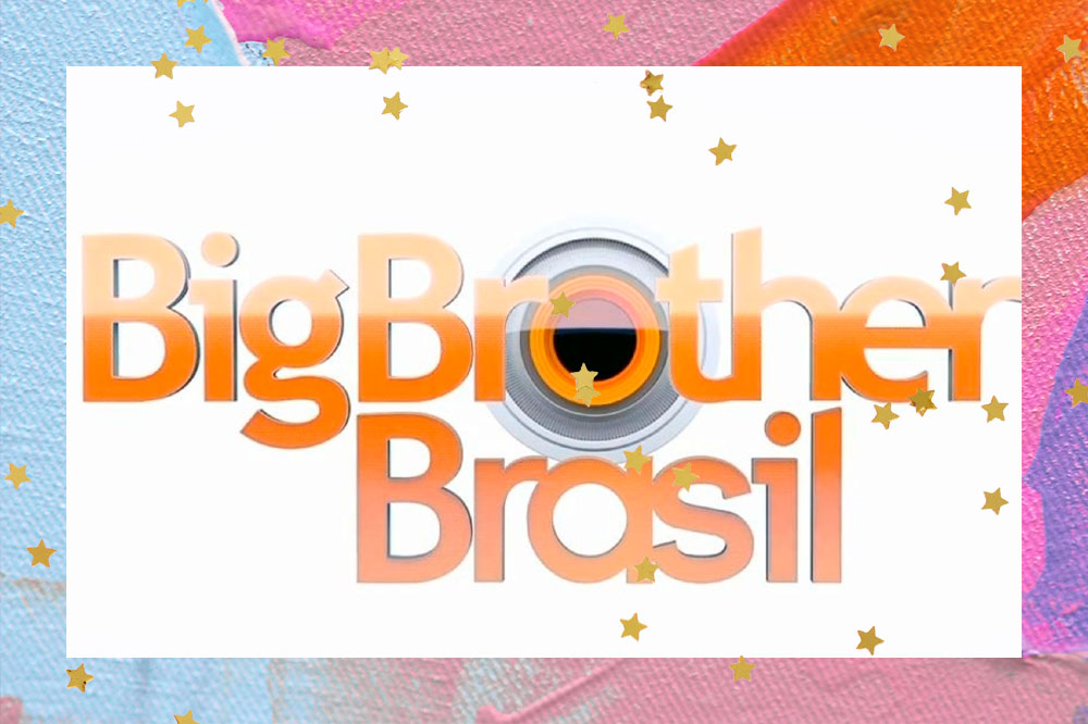 Fundo branco onde está escrito Big Brother Brasil em tons de laranja e amarelo. O "o" de "brother" vem acompanhado de um desenho que parece uma lente de câmera