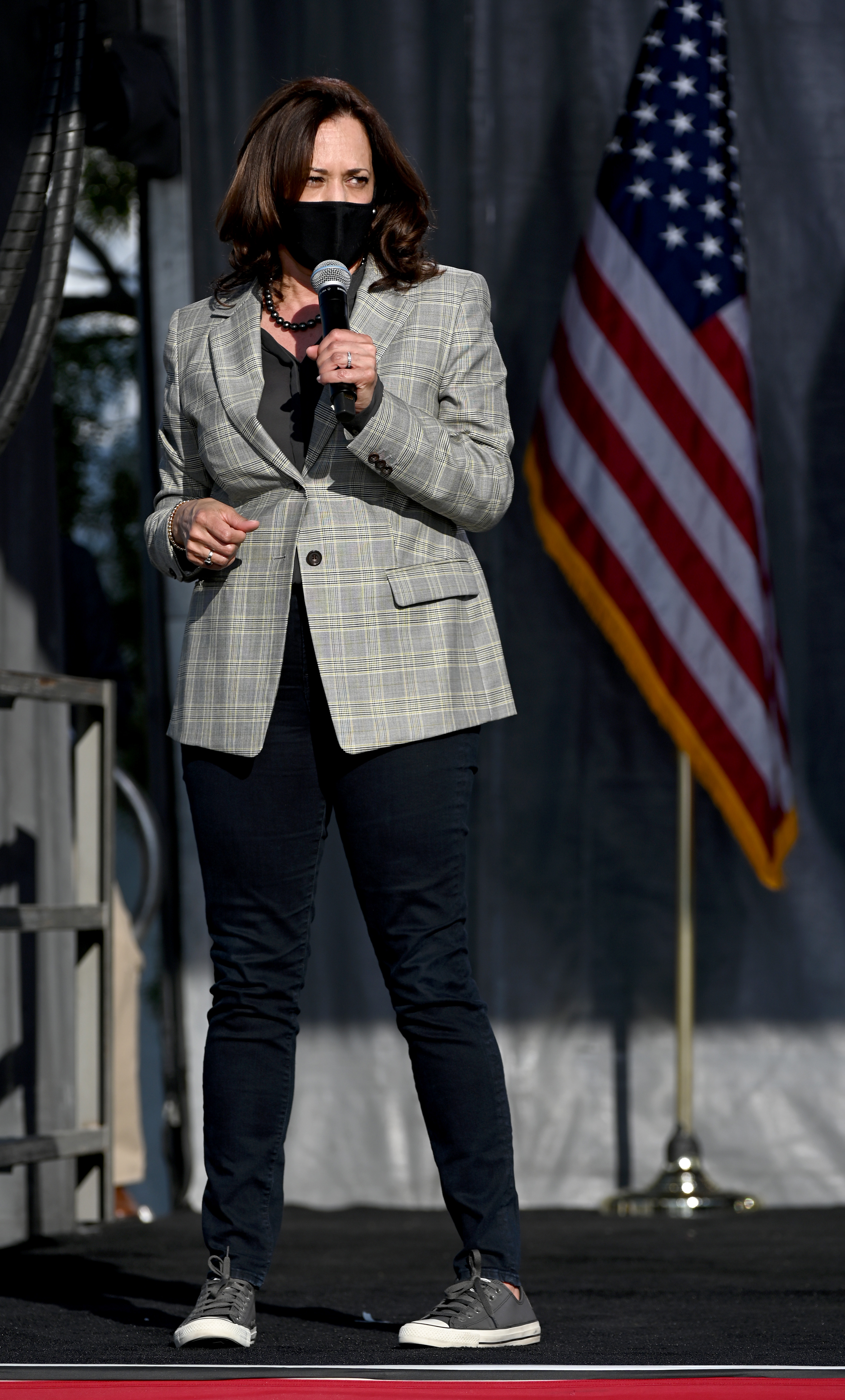 Kamala Harris usando tênis All Star da Converse durante campanha presidencial dos EUA