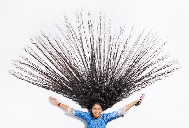 Nilanshi Patel, adolescente com o cabelo mais longo do mundo, mostrando os fios